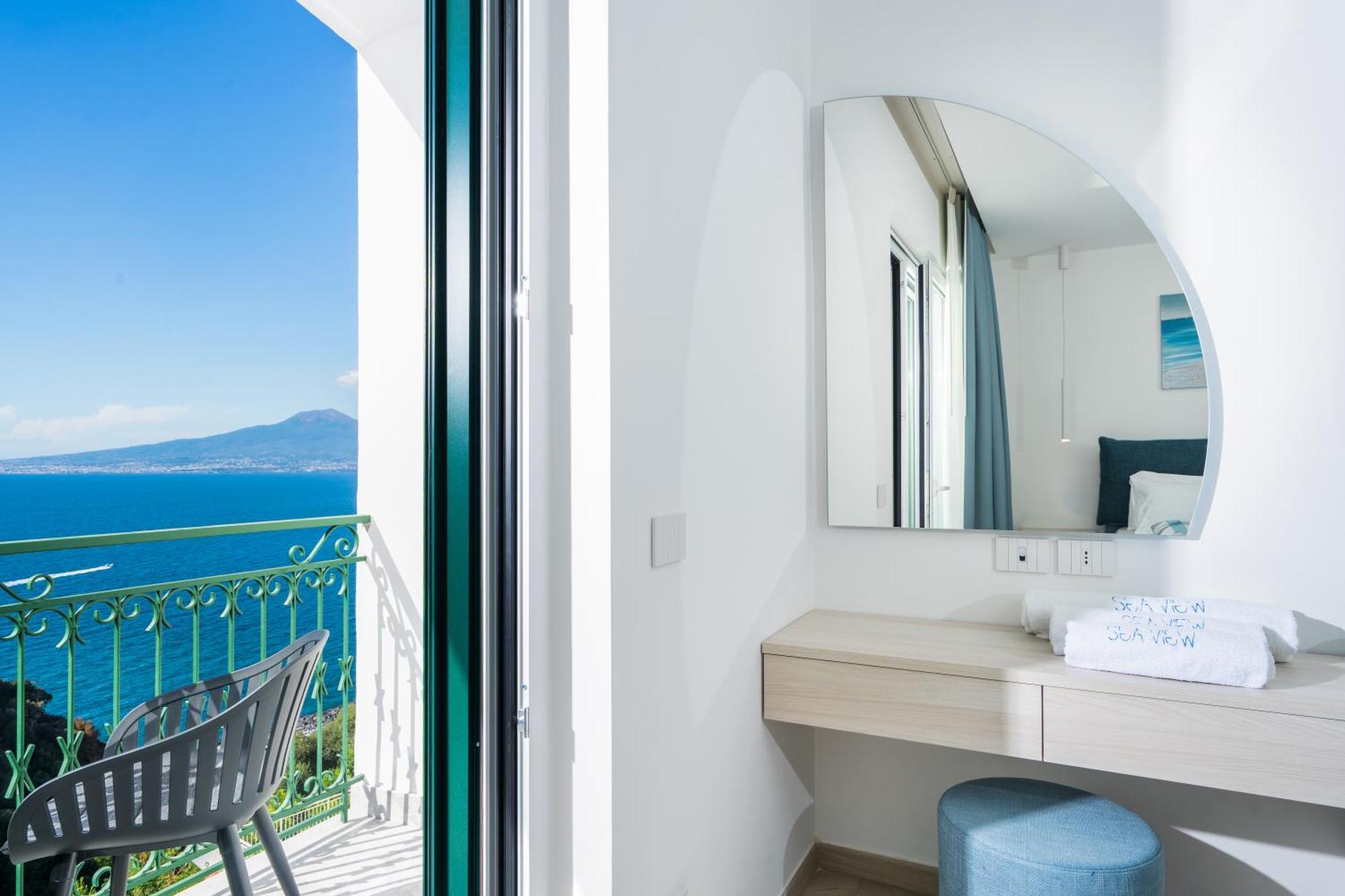 Sea View Deluxe Apartments Vico Equense Exteriör bild