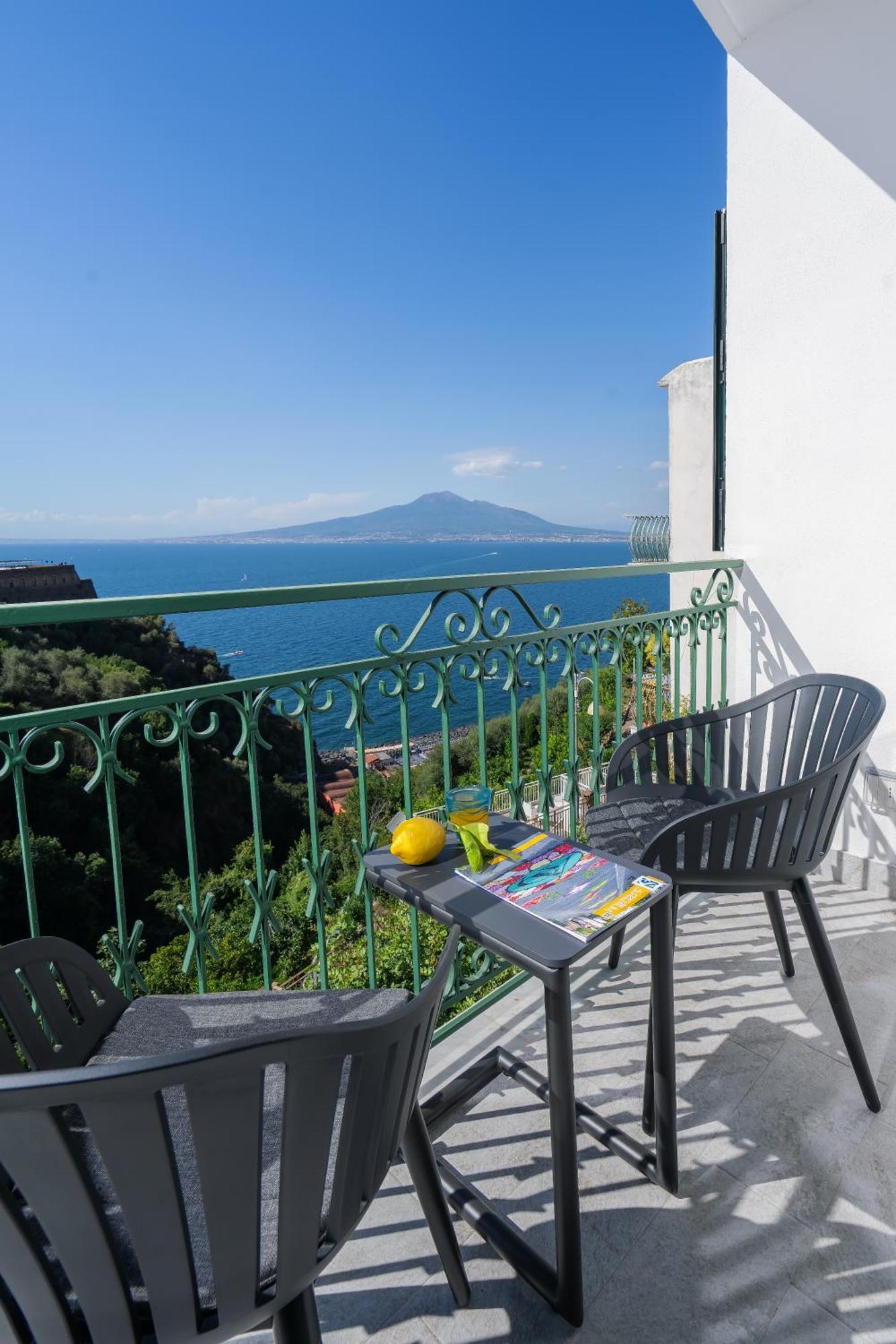 Sea View Deluxe Apartments Vico Equense Exteriör bild